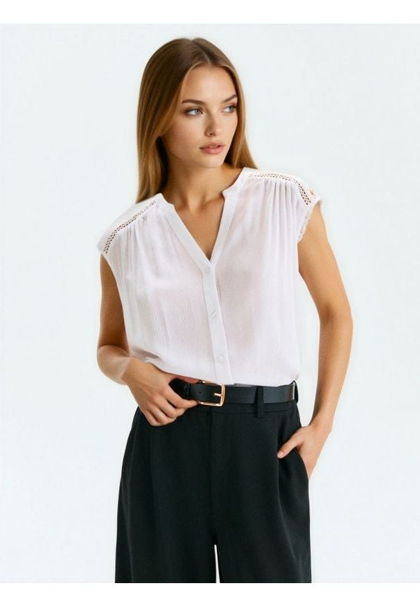 Sinsay - Bluzka koszulowa z ozdobną koronką - biały. Kolor: biały. Materiał: koronka. Wzór: koronka