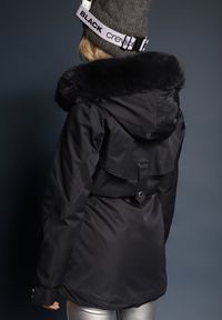 Renee - Granatowa Kurtka Typu Parka z Kapturem i Futerkiem z Możliwością Odpięcia Marindria. Typ kołnierza: kaptur. Kolor: niebieski. Materiał: futro. Sezon: zima #4