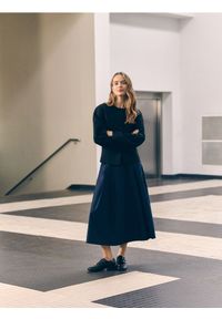 Reserved - Spódnica midi z paskiem - granatowy. Kolor: niebieski. Materiał: tkanina, bawełna