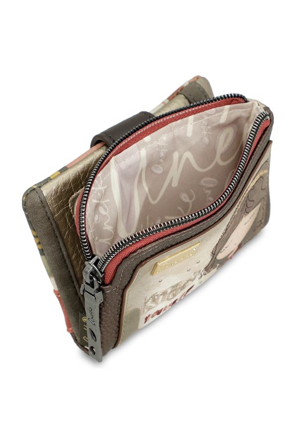 Brązowy Kompaktowy Damski Portfel Anekke Z Laleczką. Kolor: brązowy. Materiał: materiał. Wzór: aplikacja