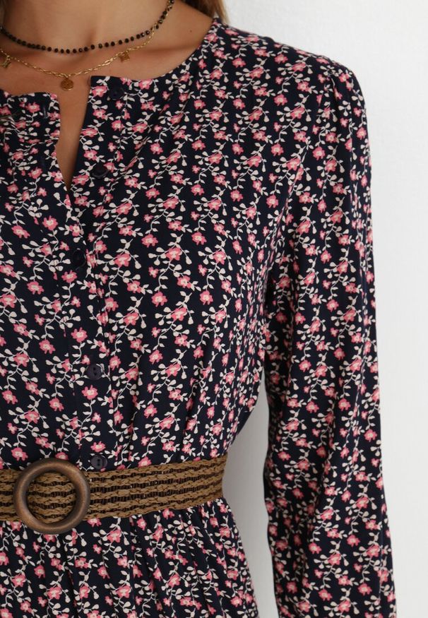 Born2be - Granatowa Sukienka Kharaera. Typ kołnierza: kołnierz z falbankami. Kolor: niebieski. Długość rękawa: długi rękaw. Wzór: aplikacja, kwiaty. Styl: klasyczny, boho. Długość: maxi