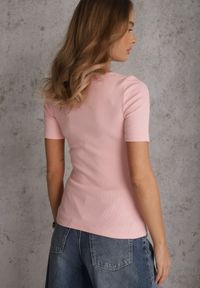 Renee - Ciemnoróżowy Bawełniany T-shirt Prążkowany z Guzikami Florvivi. Okazja: na co dzień. Kolor: różowy. Materiał: prążkowany, bawełna. Styl: casual, sportowy #8