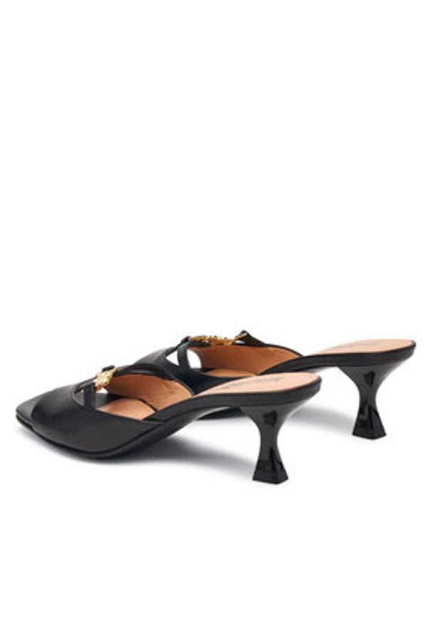 Love Moschino - LOVE MOSCHINO Klapki JA28105G1OIE0000 Czarny. Kolor: czarny. Materiał: skóra