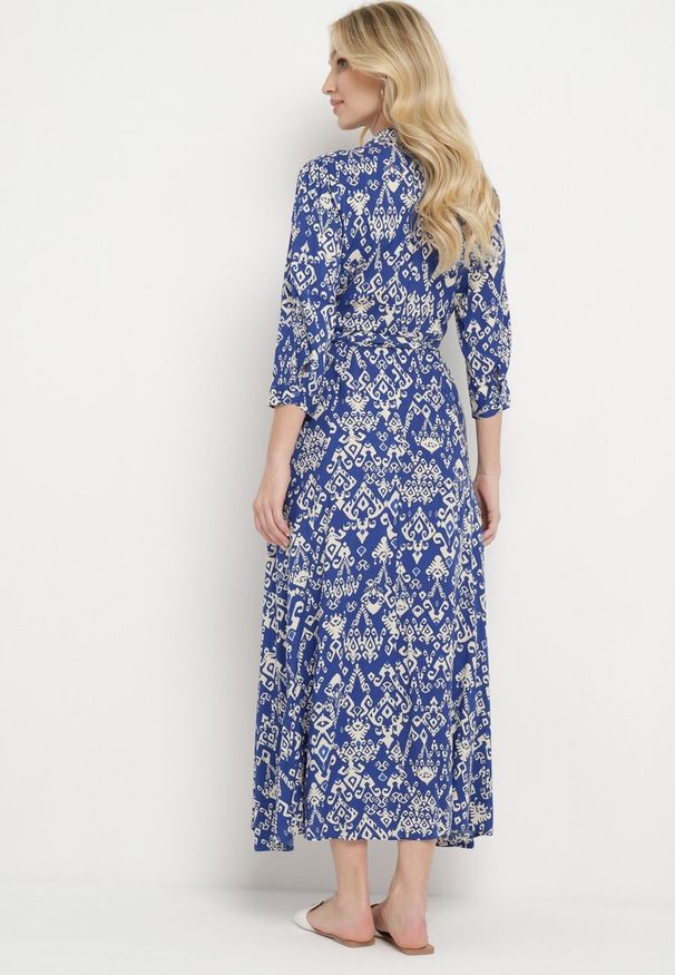 Born2be - Granatowa Sukienka Koszulowa z Wiskozy Ozdobiona Ornamentalnym Wzorem Hoarna. Kolor: niebieski. Materiał: wiskoza. Wzór: aplikacja. Sezon: wiosna, lato. Typ sukienki: koszulowe