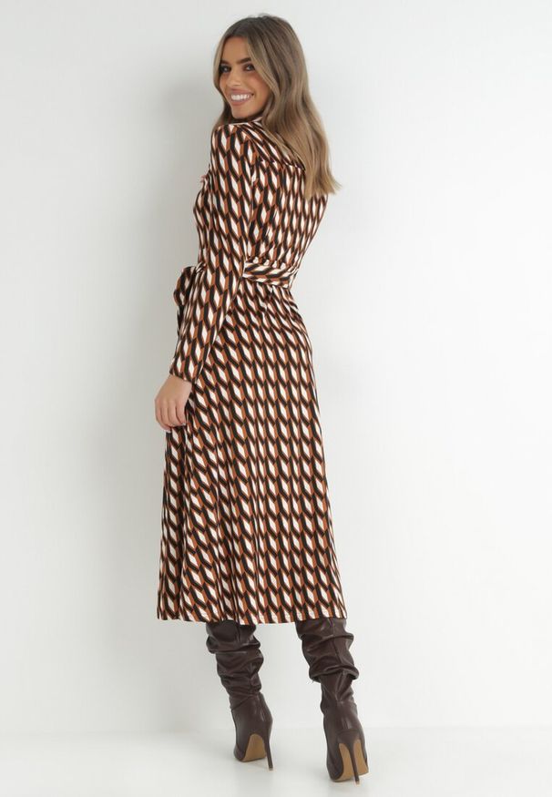 Born2be - Brązowa Sukienka Koszulowa w Geometryczny Wzór Kelsam. Kolor: brązowy. Wzór: geometria. Typ sukienki: koszulowe. Styl: elegancki