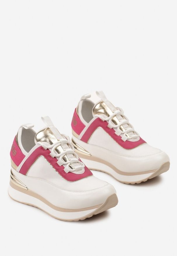 Born2be - Biało-Różowe Sneakersy na Ukrytym Koturnie z Metaliczną Blaszką i Napisem Yenavra. Okazja: na co dzień, na spacer. Kolor: biały. Wzór: napisy. Obcas: na koturnie. Sport: turystyka piesza