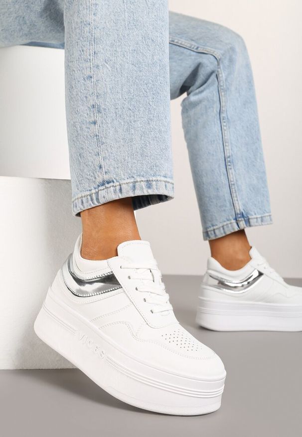 Born2be - Biało-Srebrne Sznurowane Sneakersy Vices na Grubej Podeszwie Ozdobiona Napisem Annalira. Okazja: na co dzień. Zapięcie: sznurówki. Kolor: biały. Materiał: jeans. Wzór: napisy, aplikacja. Obcas: na obcasie. Wysokość obcasa: niski