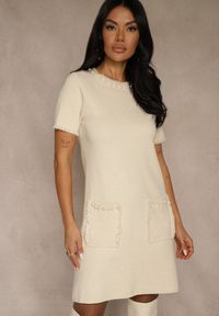 Renee - Jasnobeżowa Sweterkowa Sukienka Trapezowa z Perełkami przy Dekolcie i Kieszeniach Fenatusa. Okazja: na co dzień. Kolor: beżowy. Materiał: jeans. Typ sukienki: trapezowe. Styl: casual #1