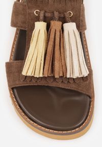 Born2be - Ciemnobrązowe Sandały VICES Ozdobione Chwostami Rawsaran. Okazja: na co dzień. Zapięcie: sprzączka. Kolor: brązowy. Materiał: jeans, len. Wzór: aplikacja. Styl: boho, casual #6