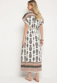 Born2be - Biała Pudełkowa Sukienka z Wiskozy w Etniczny Wzór Mirosela. Okazja: na co dzień. Kolor: biały. Materiał: wiskoza. Długość rękawa: krótki rękaw. Styl: elegancki, casual, klasyczny #2