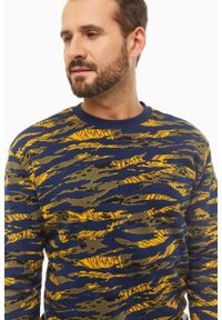 Lee - LEE SEASONAL CAMO SWS MĘSKA BLUZA BEZ KAPTURA WASHED BLUE L80ASPLR 112121285. Typ kołnierza: bez kaptura
