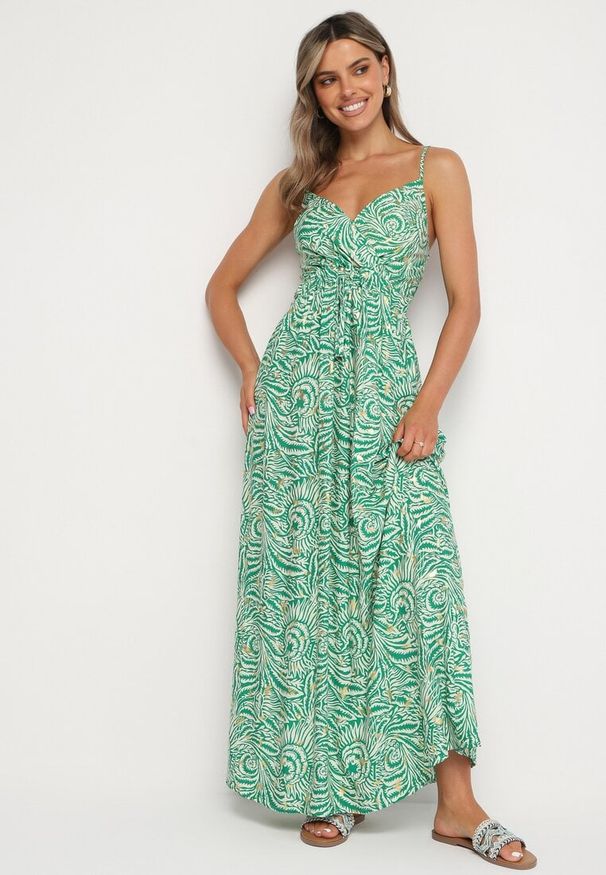 Born2be - Zielona Sukienka Bawełniana na Regulowanych Ramiączkach Risamasi. Okazja: na co dzień. Typ kołnierza: dekolt w kształcie V. Kolor: zielony. Materiał: bawełna. Długość rękawa: na ramiączkach. Sezon: lato. Styl: casual, klasyczny