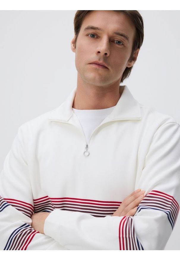 Reserved - Bluza z wysoką stójką - biały. Typ kołnierza: kołnierzyk stójkowy. Kolor: biały. Materiał: dzianina, wiskoza