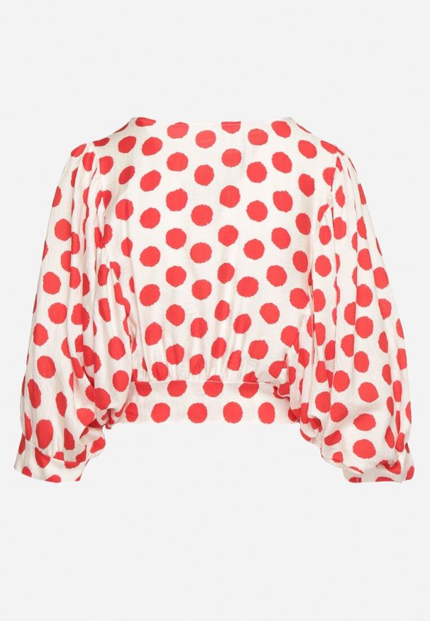 Born2be - Biało-Czerwona Wiskozowa Bluzka z Rękawami Nietoperz Wiązana na Dole w Kropki Divesse. Okazja: na co dzień. Kolor: czerwony. Materiał: wiskoza. Długość: długie. Wzór: kropki. Styl: casual, elegancki
