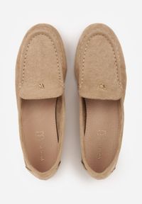 Born2be - Beżowe Mokasyny VICES ze Skórzaną Wkładką i Metalową Ozdobą Aquilin. Nosek buta: okrągły. Kolor: beżowy. Materiał: skóra. Wzór: aplikacja. Obcas: na obcasie. Styl: klasyczny. Wysokość obcasa: niski #9