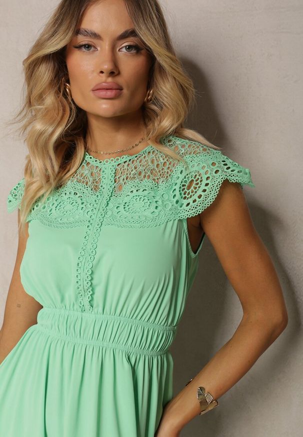 Renee - Zielona Rozkloszowana Sukienka Midi z Gumką w Talii i Koronkowym Dekoltem Panita. Kolor: zielony. Materiał: koronka. Styl: boho. Długość: midi