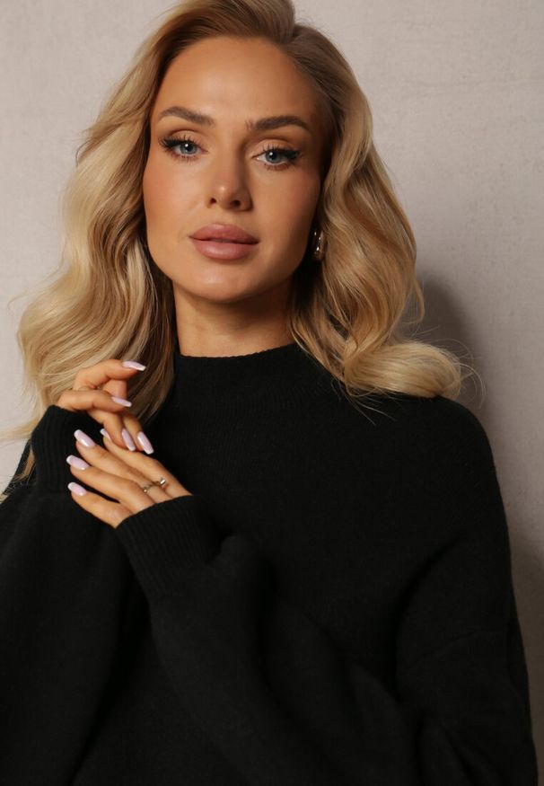 Renee - Czarny Gładki Sweter Golf ze Ściągaczami Germifa. Okazja: na co dzień. Typ kołnierza: golf. Kolor: czarny. Materiał: jeans, skóra. Wzór: gładki. Styl: elegancki, casual