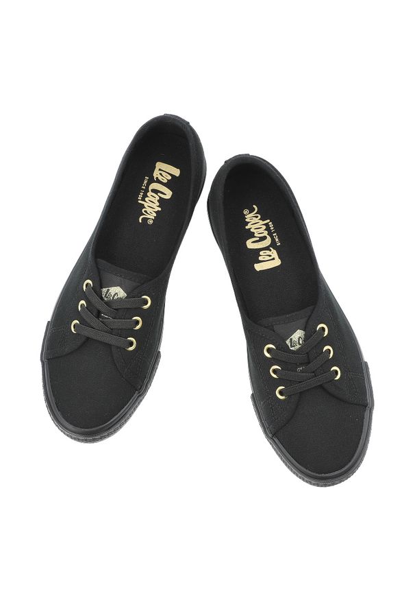 Trampki damskie Lee Cooper, cholewka z materiału tekstylnego elastyczne sznurówki na płaskiej podeszwie, czarne, LCW-26-02-4045L SVL-395. Okazja: na spacer, na co dzień. Zapięcie: sznurówki. Kolor: czarny. Materiał: materiał. Szerokość cholewki: normalna. Obcas: na płaskiej podeszwie. Styl: elegancki, casual