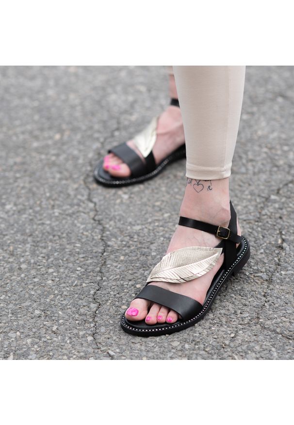 Czarno Złote Sandały Armodo Stylowe Obuwie Damskie Z Liściem. Okazja: na co dzień. Zapięcie: pasek. Kolor: czarny. Materiał: skóra. Wzór: paski. Styl: elegancki