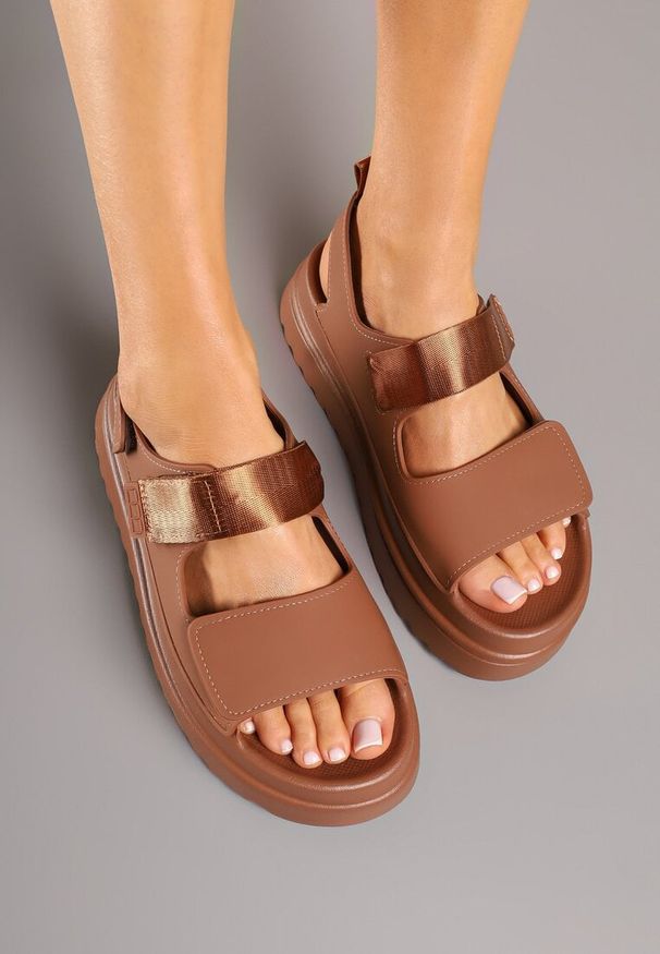 Born2be - Brązowe Sandały w Stylu Chunky na Grubej Podeszwie Zapinane na Rzep Militiela. Zapięcie: rzepy. Kolor: brązowy. Styl: klasyczny, elegancki