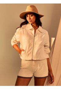 Sinsay - Swetrowe ażurowe szorty z wiązaniem - kremowy. Kolor: kremowy. Wzór: ażurowy #1