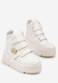 Born2be - Białe Botki Vices w Stylu Sneakersów na Platformie Afirriva. Okazja: na co dzień. Zapięcie: rzepy. Kolor: biały. Materiał: jeans. Wzór: aplikacja. Obcas: na platformie. Styl: retro, casual, klasyczny. Wysokość obcasa: średni #3