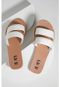 Answear Lab klapki skórzane damskie kolor biały. Kolor: biały. Materiał: skóra. Wzór: gładki. Obcas: na obcasie. Styl: wakacyjny. Wysokość obcasa: niski #1