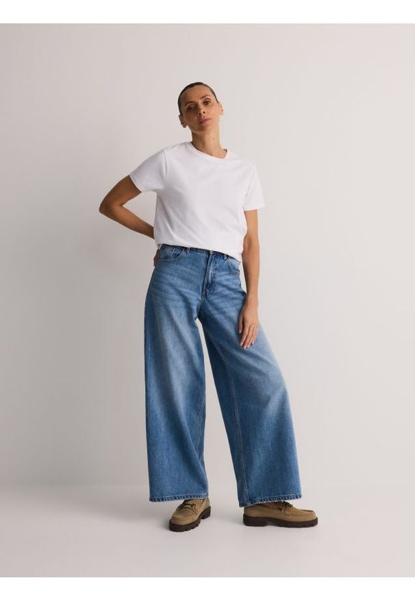 Reserved - Jeansy z szerokimi nogawkami - niebieski. Stan: podwyższony. Kolor: niebieski