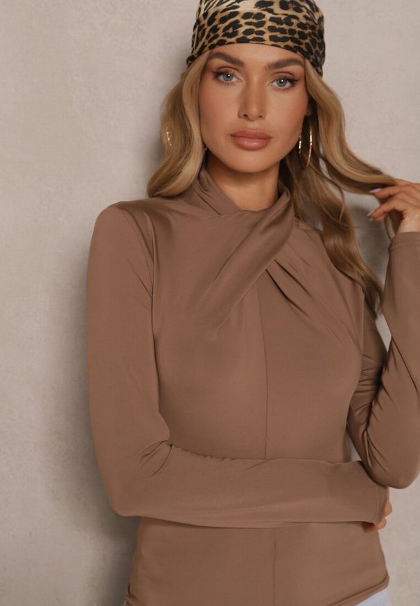 Renee - Jasnobrązowa Bluzka z Marszczeniem Przy Zabudowanym Dekolcie Nivana. Okazja: na co dzień. Kolor: brązowy. Materiał: wiskoza, jeans. Styl: klasyczny, casual, elegancki