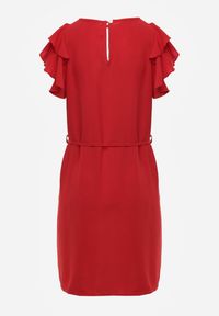 Renee - Czerwona Rozkloszowana Sukienka z Falbankami przy Rękawach Wiązana w Talii Paskiem Rissada. Okazja: na imprezę. Typ kołnierza: kołnierz z falbankami. Kolor: czerwony. Typ sukienki: rozkloszowane #4