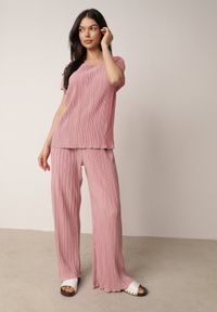 Born2be - Różowe Szerokie Spodnie z Wysokim Stanem ze Zwiewnej Tkaniny z Plisami Galiris. Okazja: do pracy, na co dzień, na spotkanie biznesowe. Stan: podwyższony. Kolor: różowy. Materiał: tkanina. Długość: długie. Styl: elegancki, biznesowy, casual #1
