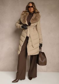 Renee - Beżowa Pikowana Kurtka o Eleganckim Kroju z Futerkiem i Wiązanym Paskiem Galinessa. Kolor: brązowy. Materiał: futro. Sezon: zima. Styl: elegancki