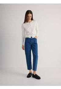 Reserved - Jeansy mom fit - granatowy. Stan: podwyższony. Kolor: niebieski. Materiał: jeans