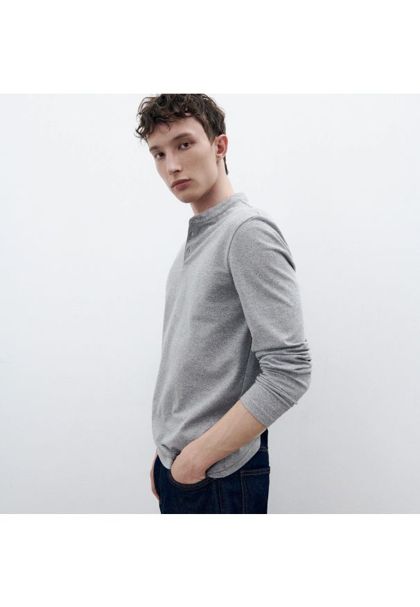 Reserved - Longsleeve polo regular z niską stójką - Jasny szary. Typ kołnierza: polo, kołnierzyk stójkowy. Kolor: szary. Długość rękawa: długi rękaw