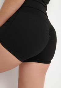 Born2be - Czarne Szorty Ozdobione Marszczeniem Halosela. Okazja: na spacer, na co dzień. Kolor: czarny. Wzór: aplikacja. Sezon: lato. Styl: casual