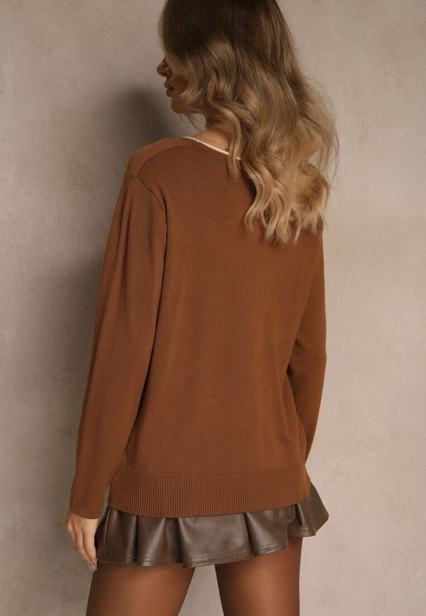 Renee - Brązowy Sweter z Cyrkoniowymi Sercami Unorevia. Kolor: brązowy. Materiał: jeans