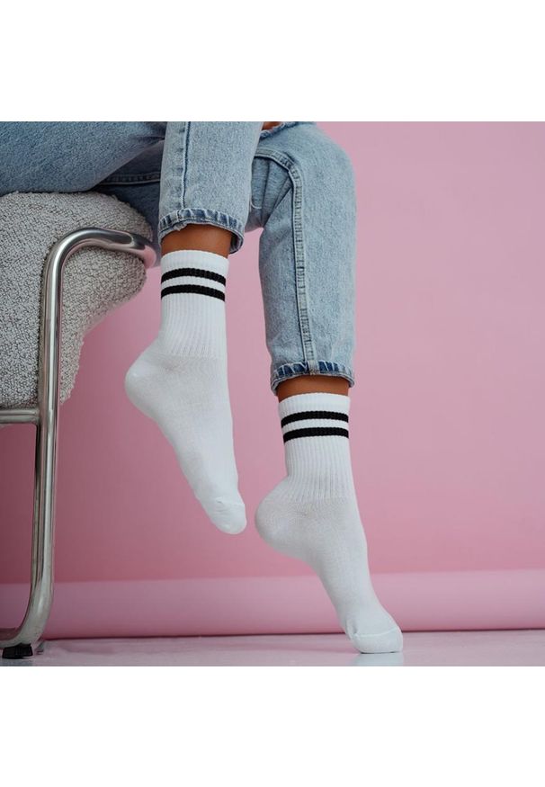 Milena - Białe skarpetki damskie dwa paski 1236 bk. Kolor: biały. Materiał: elastan, bawełna, poliamid, materiał. Wzór: paski