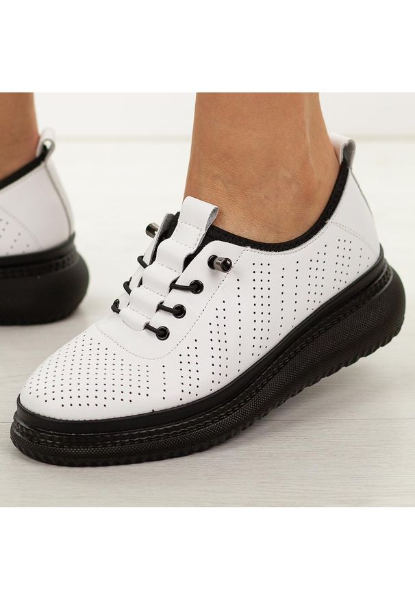 Białe ażurowane skórzane półbuty damskie Jezzi 135. Okazja: na co dzień. Nosek buta: okrągły. Kolor: biały. Materiał: skóra. Szerokość cholewki: normalna. Sezon: wiosna, lato, jesień. Obcas: na platformie. Styl: casual, klasyczny
