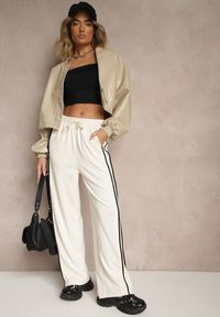 Renee - Jasnobeżowe Szerokie Spodnie Dresowe High Waist Zdobione Lampasami Sopaline. Okazja: na spacer. Stan: podwyższony. Kolor: beżowy. Materiał: dresówka. Wzór: aplikacja. Styl: sportowy, elegancki