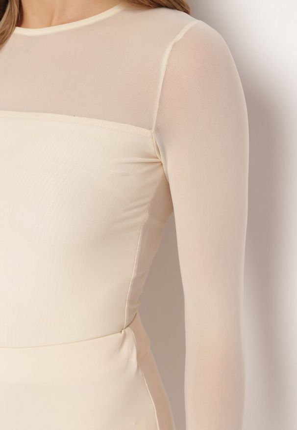 Born2be - Jasnobeżowa Bluzka o Krótkim Fasonie ze Wstawką z Siateczki Tilerima. Kolor: beżowy. Materiał: materiał. Długość: krótkie