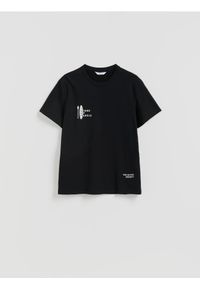 Reserved - T-shirt regular z nadrukiem - czarny. Kolor: czarny. Materiał: bawełna, dzianina. Wzór: nadruk #1