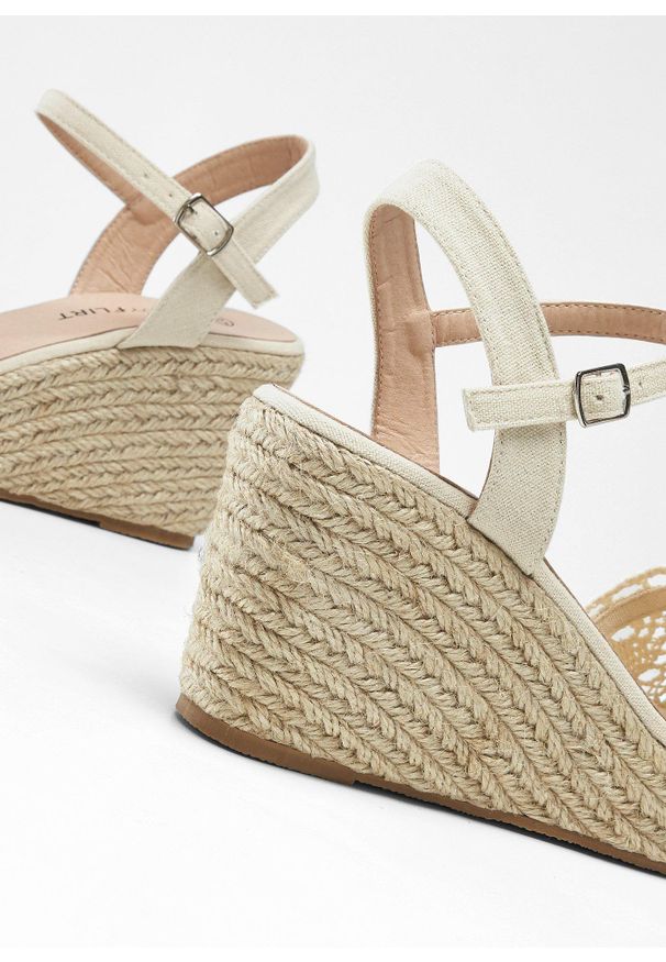 bonprix - Sandały na koturnie. Kolor: beżowy. Materiał: materiał, koronka. Wzór: koronka. Sezon: lato. Obcas: na koturnie