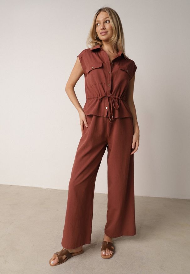 Born2be - Brązowy Bawełniano-Wiskozowy Kombinezon Koszulowy Bez Rękawów z Baskinką Marmaya. Okazja: na co dzień. Kolor: brązowy. Materiał: wiskoza, bawełna. Długość rękawa: bez rękawów. Styl: casual, klasyczny, elegancki