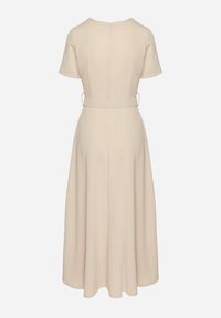 Born2be - Beżowa Rozkloszowana Sukienka Ozdobiona Paskiem Desianna. Okazja: na co dzień. Kolor: beżowy. Wzór: aplikacja. Typ sukienki: proste. Styl: klasyczny, casual, elegancki #5