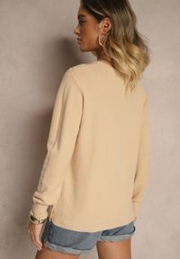 Renee - Ciemnobeżowy Sweter o Klasycznym Kroju z Ozdobnymi Guziczkami po Bokach Melornia. Okazja: na co dzień. Kolor: beżowy. Styl: klasyczny