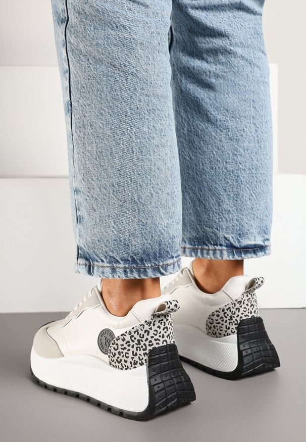 Born2be - Białe Sneakersy Vices na Grubej Podeszwie z Motywem Panterki i Naszywką Selarisa. Okazja: na co dzień. Kolor: biały. Materiał: jeans. Wzór: aplikacja, motyw zwierzęcy