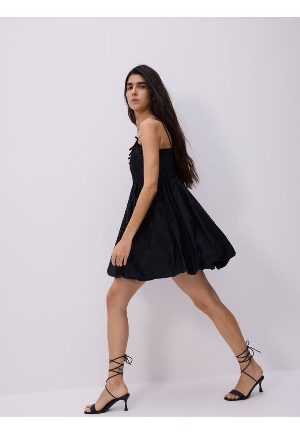 Reserved - Sukienka z aplikacją - czarny. Kolor: czarny. Materiał: tkanina. Wzór: aplikacja. Typ sukienki: bombki