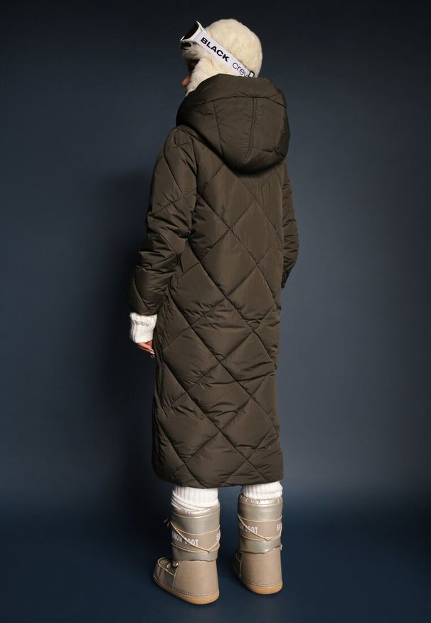 Renee - Ciemnozielona Pikowana Kurtka Płaszcz za Kolano z Kapturem Kinassan. Typ kołnierza: kaptur. Kolor: zielony. Wzór: geometria