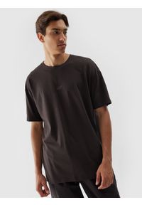 4f - T-shirt oversize z nadrukiem męski - brązowy. Kolor: brązowy. Materiał: bawełna. Wzór: nadruk #1