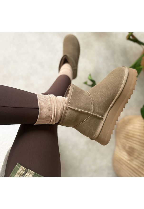 Ciepłe skórzane zimowe mukluki, eskimoski T.Sokolski 531 br. Okazja: na spacer, na co dzień. Nosek buta: okrągły. Kolor: brązowy. Materiał: zamsz, skóra. Szerokość cholewki: normalna. Sezon: zima. Obcas: na platformie. Styl: elegancki, casual, klasyczny